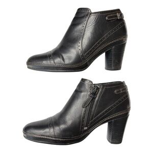 Clarks Artisan Collection Leather Heeled Booties Women's Sz 5 M Floral Lining